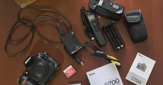 Vendo Nikon D700 con scatola e accessori piu Card da 16 GB Vendo Nikon D700 con scatola e accessori piu Card da 16 GB