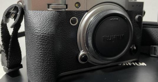 Fuji XT-4 argento + 18/55 F 2,8/4 + F/1.4 XF R + flash compatibile Godox TT685 Fuji XT-4 argento + 18/55 F 2,8/4 + F/1.4 XF R + flash compatibile Godox TT685