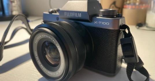 Mirrorless Fujifilm XT100 (Kit fotocamera + XC 15-45mm F/3.5-5.6)