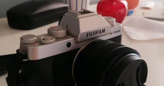 FUJIFILM X-T200 CON LENTE FUJIFILM 15-45mm