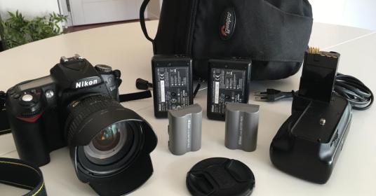 Nikon D90 (19.793 scatti) con obiettivo e accessori vari