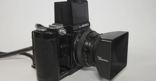 Zenza Bronica ETR con 75mm f 2.8 + impugnatura