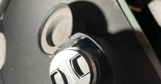 Voigtlander VM Nokton 35mm f/1.2 II Leica M+ adattatore Voigtländer VM-E Close Focus (Sony-Leica) Voigtlander VM Nokton 35mm f/1.2 II Leica M+ adattatore Voigtländer VM-E Close Focus (Sony-Leica)