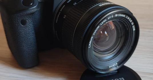 Canon EOS D800 + lente Canon EF-S 18-55mm f/3.5-5.6 con borsa tracolla e scheda SD 8GB Canon EOS D800 + lente Canon EF-S 18-55mm f/3.5-5.6 con borsa tracolla e scheda SD 8GB