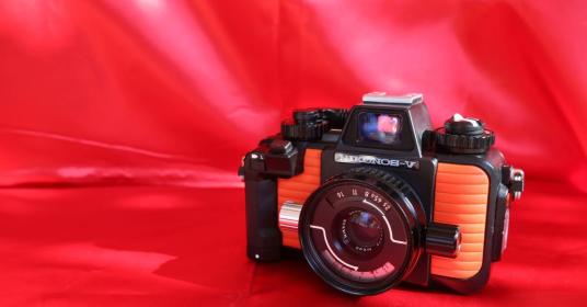 Fotocamera Nikonos V + 35 mm f/2,5 + Sea & Sea 15 mm f/3,5 con suo mirino Fotocamera Nikonos V + 35 mm f/2,5 + Sea & Sea 15 mm f/3,5 con suo mirino