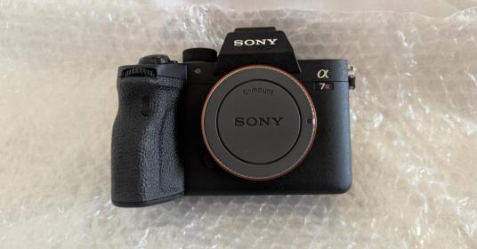 Sony Alpha A7R IV — Mai utilizzata — Scatola originale completa Sony Alpha A7R IV — Mai utilizzata — Scatola originale completa